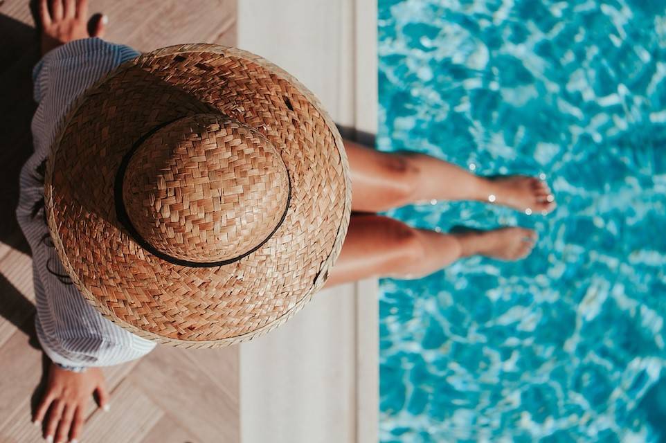 la détente dans la piscine